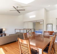 Unit 5 Rainbow Surf - Modern double storey townhouse with large shared pool close to beach and shop - Northern Rivers Accommodation