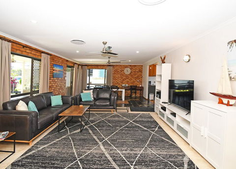 Urangan Harbour Bungalow - Northern Rivers Accommodation 3