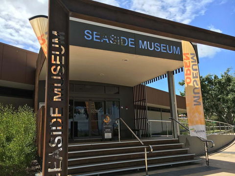 VIEWS VIEWS VIEWS! Front Top Floor Waterfront Unit - Chnook Apartments South Esp, Bongaree - Northern Rivers Accommodation 3