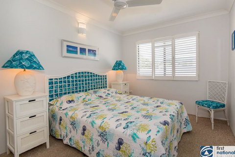 VIEWS VIEWS VIEWS! Front Top Floor Waterfront Unit - Chnook Apartments South Esp, Bongaree - Northern Rivers Accommodation 2