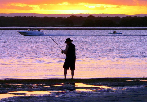 VIEWS VIEWS VIEWS! Front Top Floor Waterfront Unit - Chnook Apartments South Esp, Bongaree - Northern Rivers Accommodation 1