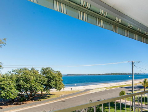VIEWS VIEWS VIEWS! Front Top Floor Waterfront Unit - Chnook Apartments South Esp, Bongaree - Northern Rivers Accommodation 0