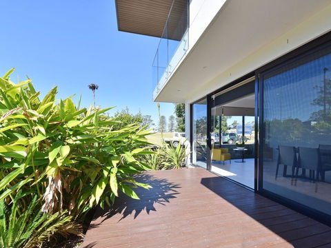 Villa Sorrento Waterside At Trinity Point - Northern Rivers Accommodation 2