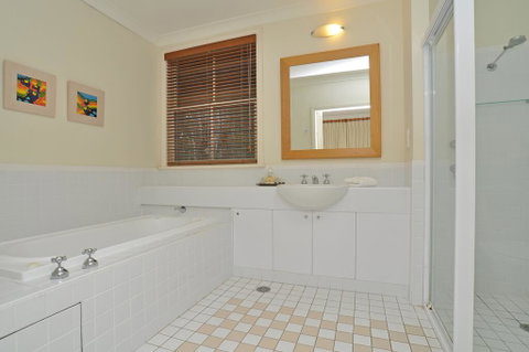 Villa Spa Executive 1br Burgundy Resort Condo Located Within Cypress Lakes Resort (nothing Is More Central) - Northern Rivers Accommodation 3
