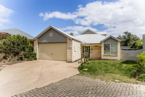 WALKIN ON SUNSHINE - STROLL TO BEACH BREAK - Northern Rivers Accommodation 0