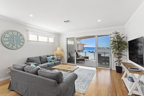 Wanda Waterfront Retreat - Beautiful Beach House - Northern Rivers Accommodation 2