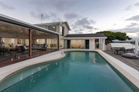 Waterfront Entertainer - Northern Rivers Accommodation 2