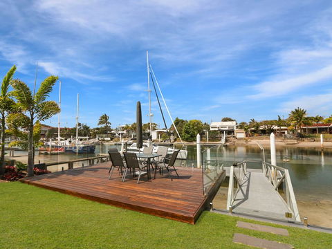 WATERFRONT HOME BORDERING MOOLOOLABA - Northern Rivers Accommodation 1