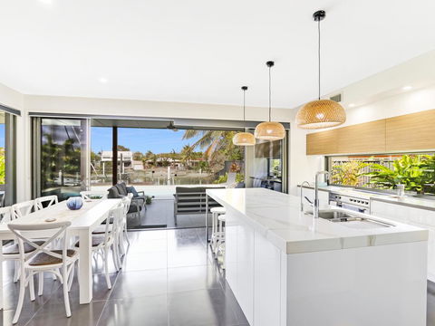 WATERFRONT HOME BORDERING MOOLOOLABA - Northern Rivers Accommodation 3