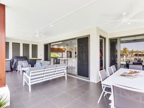 WATERFRONT HOME BORDERING MOOLOOLABA - Northern Rivers Accommodation 2