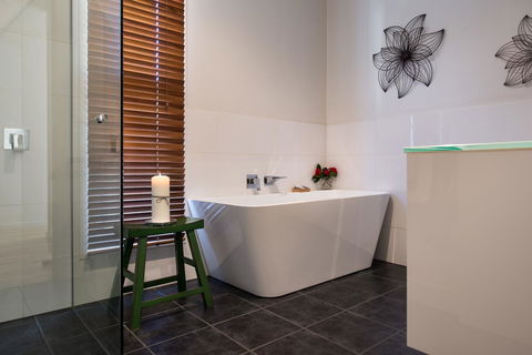 Lake Como Villa - Northern Rivers Accommodation 6