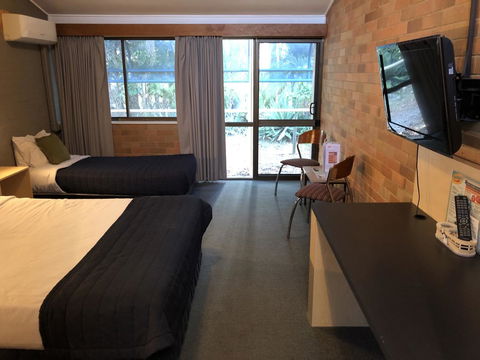 Bribie Island Hotel - Northern Rivers Accommodation 2