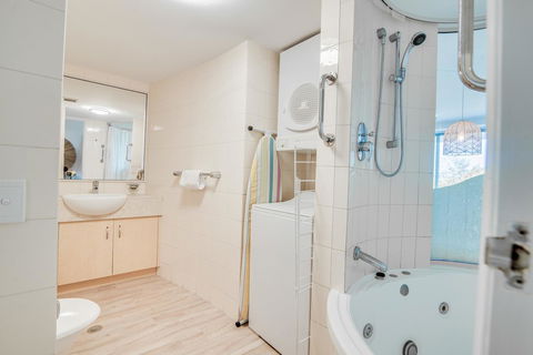 Grand Palais Boolarong Beachside Apartments - Northern Rivers Accommodation 5