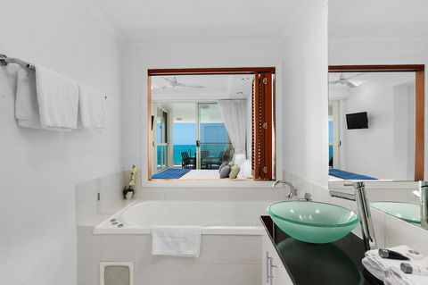 Bellevue At Trinity Beach - Northern Rivers Accommodation 3