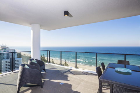 Boardwalk Burleigh Beach - Official - Northern Rivers Accommodation 2
