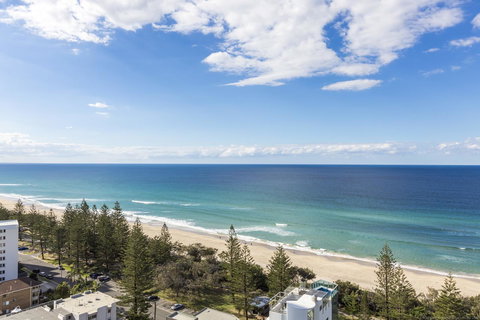 Boardwalk Burleigh Beach - Official - Northern Rivers Accommodation 14
