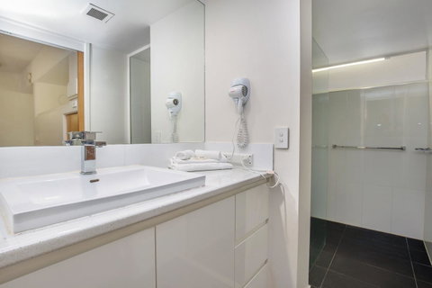 Tiki Hotel Apartments Surfers Paradise - Northern Rivers Accommodation 5