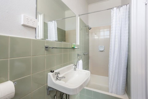 Nightcap At Emerald Star Hotel - Northern Rivers Accommodation 2