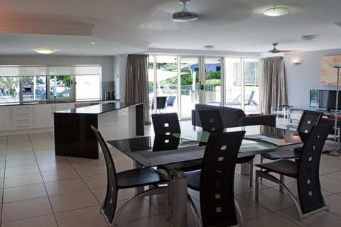 Waters Edge Apartment Cairns - Northern Rivers Accommodation 2