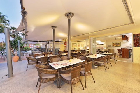 Cairns Queenslander Hotel & Apartments - Northern Rivers Accommodation 3