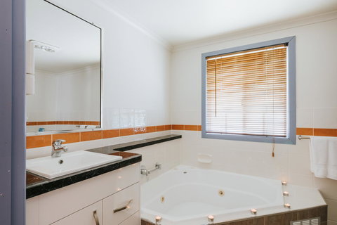 Apple Blossom Cottages - Northern Rivers Accommodation 9