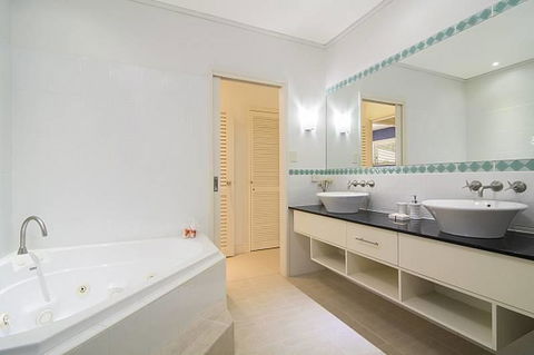 Whispering Palms - Northern Rivers Accommodation 3
