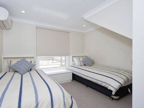 Whispering Sands', 10 Sandy Point Road - Luxury Waterfront Home With Aircon, WIFI & Foxtel - Northern Rivers Accommodation 2