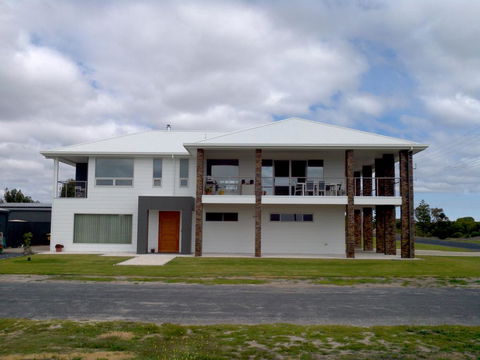 White Caps B&B Apartment - Northern Rivers Accommodation 1