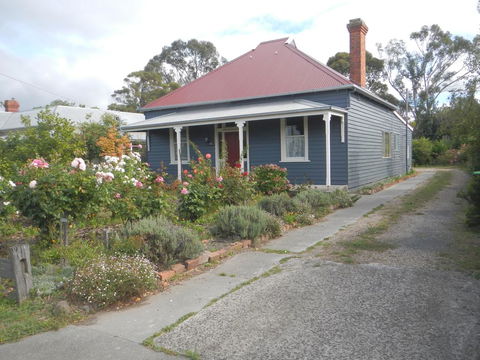 Yarram Cottage: Art And Accommodation - Northern Rivers Accommodation 1