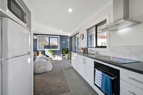 Zoo Villas: Villa Giraffe - Central Wynyard - Northern Rivers Accommodation 1