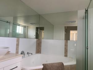 Breathtaking Views Over Currimundi Lake! - Northern Rivers Accommodation 4