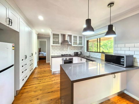 3-BR House Close To Bella Vista & Norwest Express Bus To CBD Free Parking & Wifi - Northern Rivers Accommodation 0