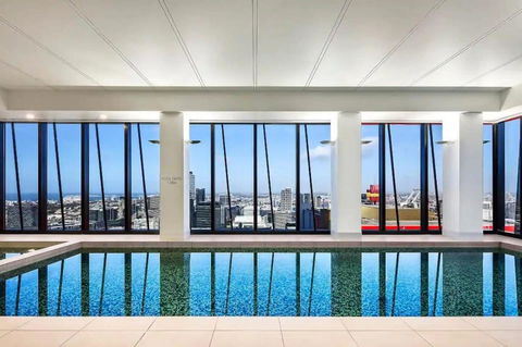 A Chic & Comfy 2BR Apt On Collins With City Views - Northern Rivers Accommodation 2