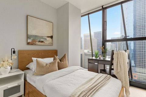 A Chic & Comfy 2BR Apt On Collins With City Views - Northern Rivers Accommodation 4