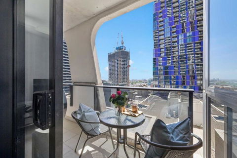 A Cozy 2BR Apt Next To Queen Victoria Market & Melbourne Central With City Views - Northern Rivers Accommodation 0