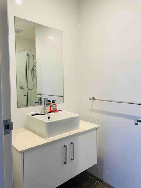 A Private Room - 1 Train Stop To Chatswood CBD - Northern Rivers Accommodation 3