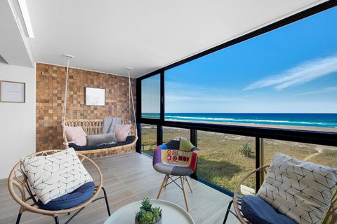 Absolutly Beachfront Surfers Paradise, Pure Shores! - Northern Rivers Accommodation 3