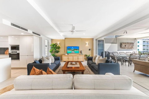 Alex Beach House, 100 Steps To The Sand, With Ocean Views - Northern Rivers Accommodation 3