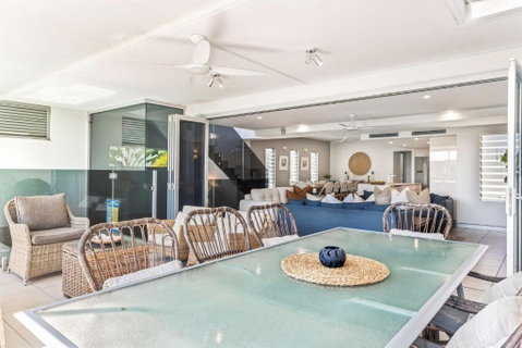 Alex Beach House, 100 Steps To The Sand, With Ocean Views - Northern Rivers Accommodation 2