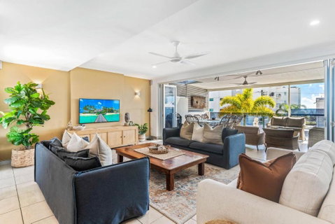 Alex Beach House, 100 Steps To The Sand, With Ocean Views - Northern Rivers Accommodation 4