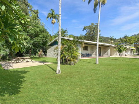 Alma Bay Holiday Unit 2 - Northern Rivers Accommodation 0