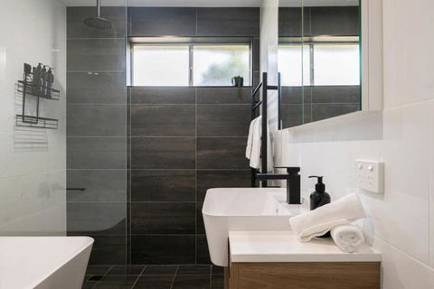 Artful Abode - Duntryleague, Vibrant Decor - Northern Rivers Accommodation 2