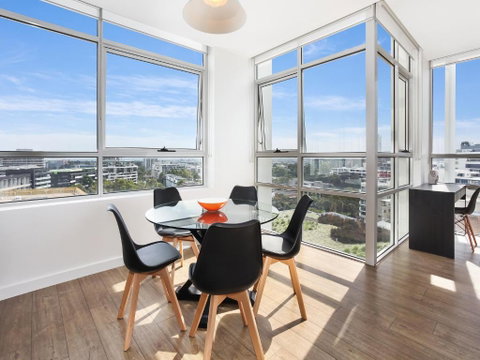 As The Sun Sets - Modern And Spacious 2BR Zetland Apartment Facing The Setting Sun - Northern Rivers Accommodation 1