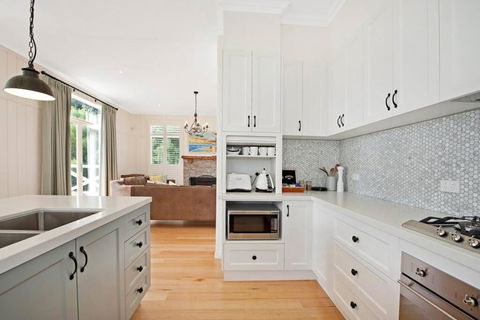 Apollo Bay Oceanview Mountain Retreat, Pet Friendly, EV Station, Fireplace - Northern Rivers Accommodation 2