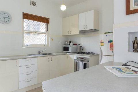 B6 Crawley Apartment 1 BRM & Sleepout Near UWA - Northern Rivers Accommodation 3