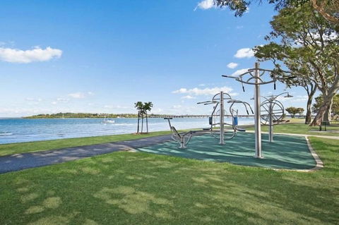 Lowset Home On The Canal - Dolphin Dr, Bongaree - Northern Rivers Accommodation 16