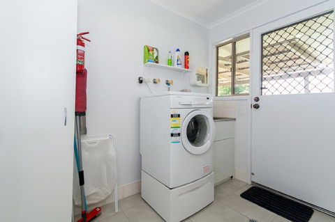 Lowset Home On The Canal - Dolphin Dr, Bongaree - Northern Rivers Accommodation 7