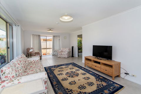 Lowset Home On The Canal - Dolphin Dr, Bongaree - Northern Rivers Accommodation 12