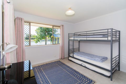 Lowset Home On The Canal - Dolphin Dr, Bongaree - Northern Rivers Accommodation 13