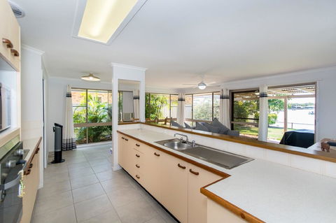 Lowset Home On The Canal - Dolphin Dr, Bongaree - Northern Rivers Accommodation 8